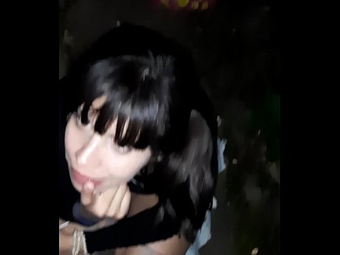 ❤️ في الشارع منتفخ القضيب مقابل الحلوى